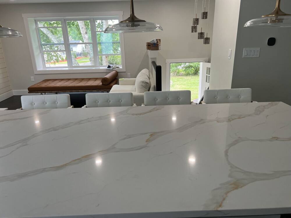 Close view of the quartz island with gold veining